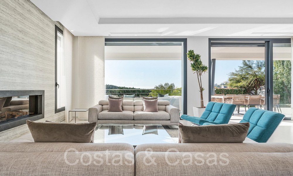 Villa modernista de lujo en venta en una urbanización cerrada en La Quinta, Marbella - Benahavis 65700