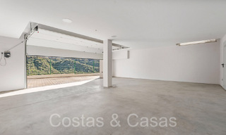 Villa modernista de lujo en venta en una urbanización cerrada en La Quinta, Marbella - Benahavis 65703 