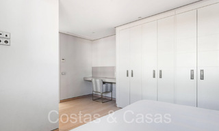 Villa modernista de lujo en venta en una urbanización cerrada en La Quinta, Marbella - Benahavis 65712 