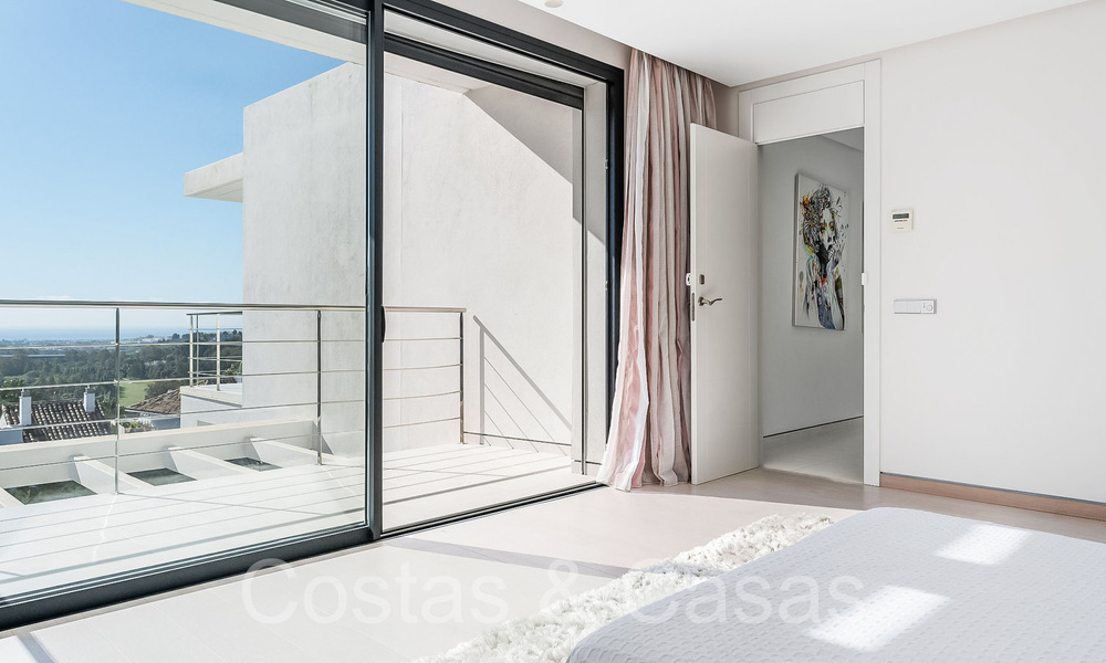 Villa modernista de lujo en venta en una urbanización cerrada en La Quinta, Marbella - Benahavis 65715