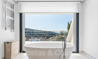 Villa modernista de lujo en venta en una urbanización cerrada en La Quinta, Marbella - Benahavis 65722 