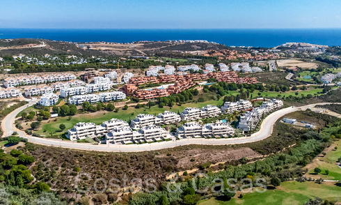 Apartamentos de obra nueva con diseño vanguardista en venta, primera línea de golf en Casares, Costa del Sol 65350
