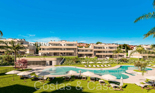Apartamentos de obra nueva con diseño vanguardista en venta, primera línea de golf en Casares, Costa del Sol 65352 