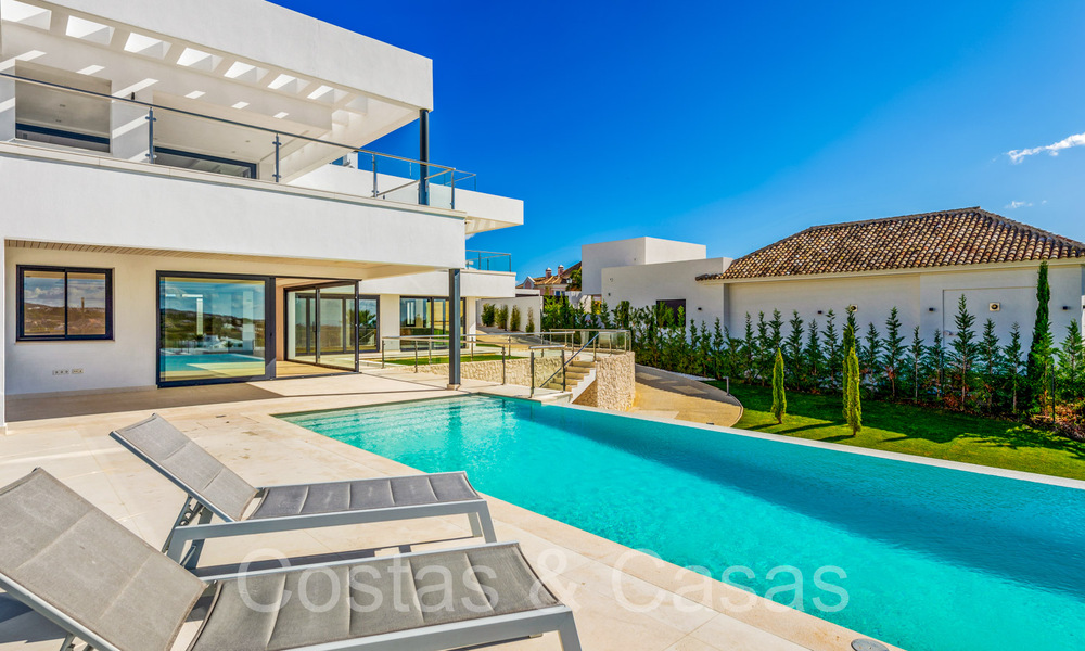 Nueva villa con estilo arquitectónico moderno en venta en el valle del golf de Nueva Andalucía, Marbella 65892