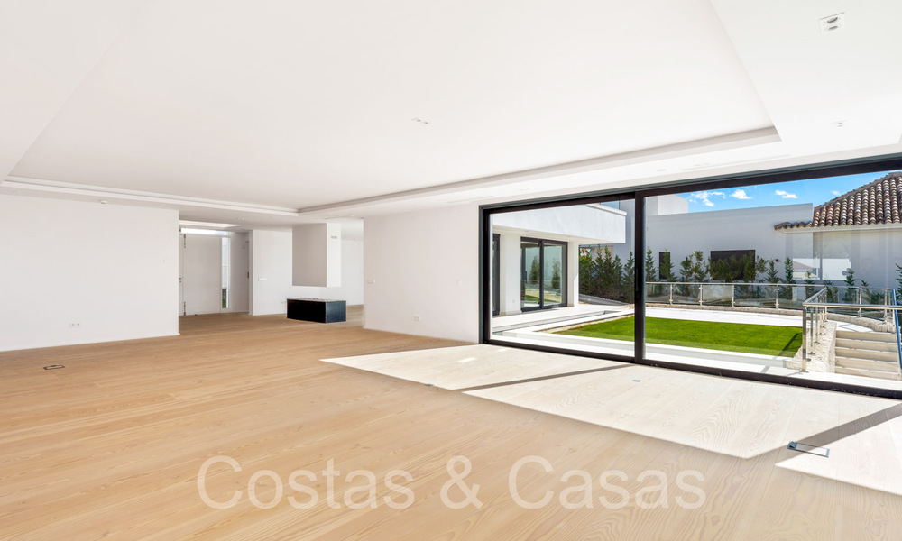 Nueva villa con estilo arquitectónico moderno en venta en el valle del golf de Nueva Andalucía, Marbella 65894