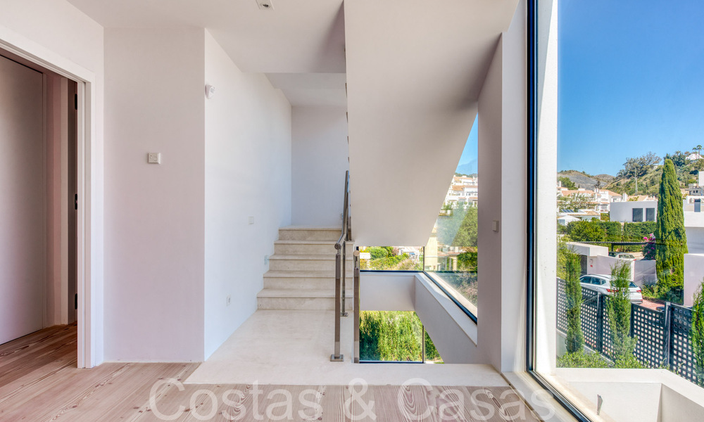 Nueva villa con estilo arquitectónico moderno en venta en el valle del golf de Nueva Andalucía, Marbella 65908