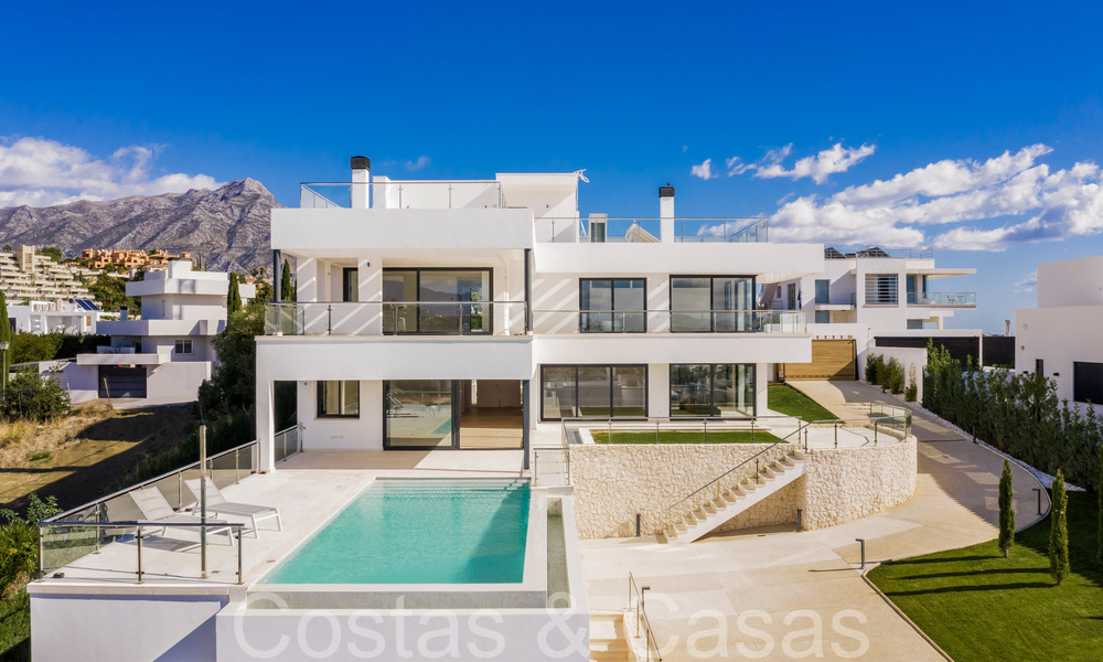 Nueva villa con estilo arquitectónico moderno en venta en el valle del golf de Nueva Andalucía, Marbella 65917