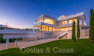 Nueva villa con estilo arquitectónico moderno en venta en el valle del golf de Nueva Andalucía, Marbella 65921 