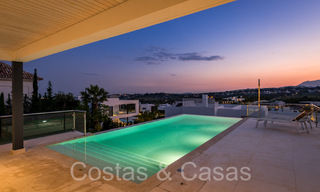 Nueva villa con estilo arquitectónico moderno en venta en el valle del golf de Nueva Andalucía, Marbella 65924 