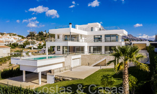 Nueva villa con estilo arquitectónico moderno en venta en el valle del golf de Nueva Andalucía, Marbella 65931 