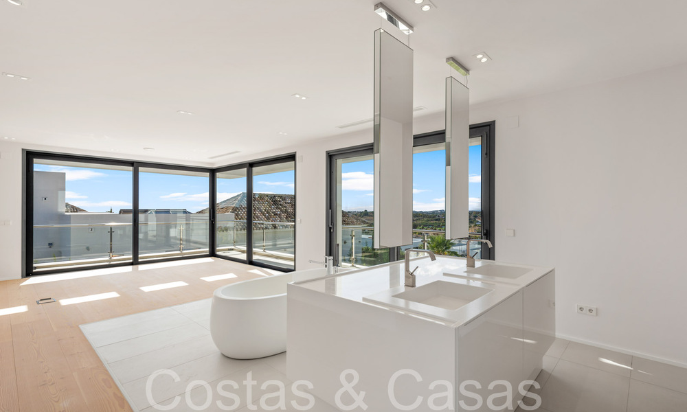 Nueva villa con estilo arquitectónico moderno en venta en el valle del golf de Nueva Andalucía, Marbella 65941