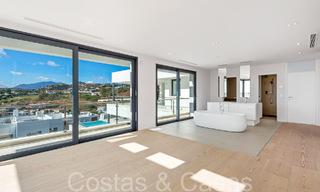 Nueva villa con estilo arquitectónico moderno en venta en el valle del golf de Nueva Andalucía, Marbella 65942 