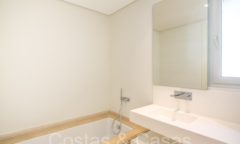 Listo para entrar a vivir, ático nuevo de 3 dormitorios en venta con vistas al mar en un complejo cerrado en Benahavis - Marbella 66223