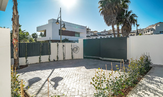 Villa de lujo moderna lista para entrar a vivir en venta junto al campo de golf en la Nueva Milla de Oro, Marbella - Estepona 66403 