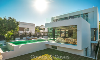 Villa de lujo moderna lista para entrar a vivir en venta junto al campo de golf en la Nueva Milla de Oro, Marbella - Estepona 66409 