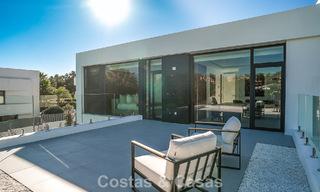 Villa de lujo moderna lista para entrar a vivir en venta junto al campo de golf en la Nueva Milla de Oro, Marbella - Estepona 66420 