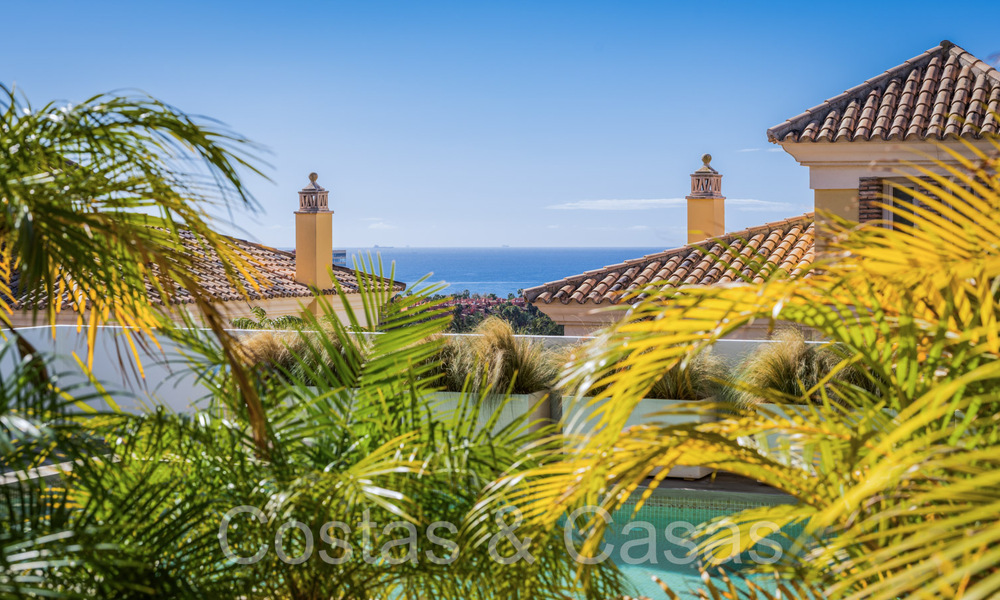 Villa española de lujo adosada con vistas al mar en venta en el comunidad de golf cerrada en Santa Clara en el este de Marbella 67053