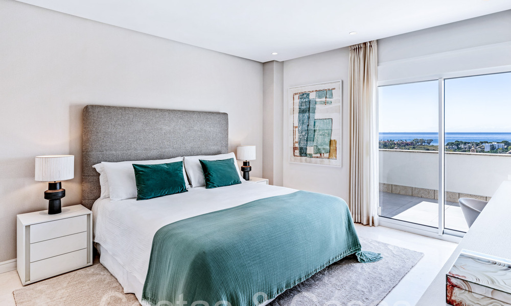 Villa española de lujo adosada con vistas al mar en venta en el comunidad de golf cerrada en Santa Clara en el este de Marbella 67061