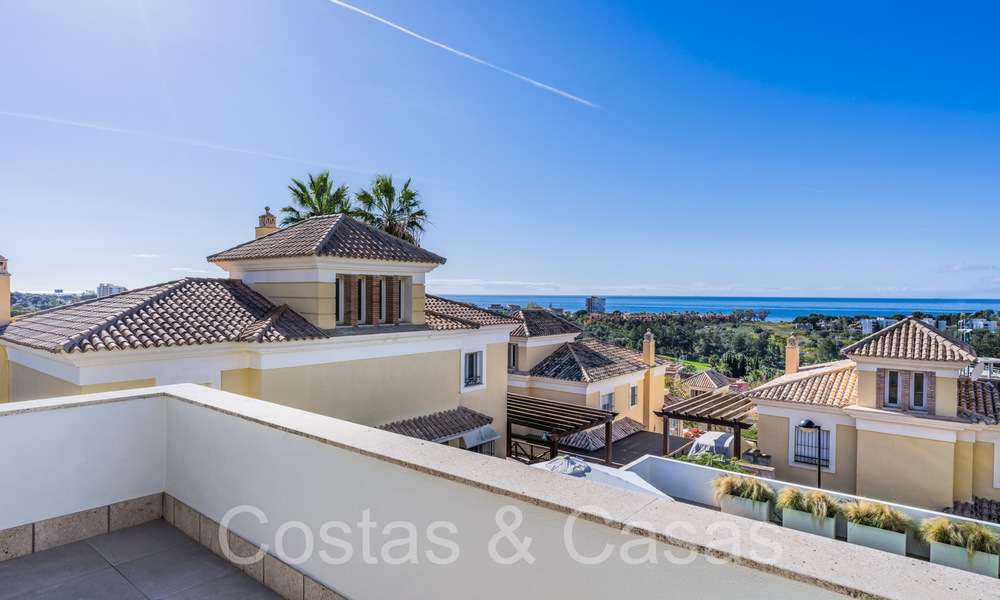 Villa española de lujo adosada con vistas al mar en venta en el comunidad de golf cerrada en Santa Clara en el este de Marbella 67066