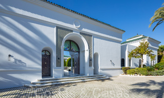 Villa magistral con estilo arquitectónico morisco-andaluz en venta, rodeada de campos de golf en el valle del golf de Nueva Andalucía, Marbella 67091 