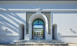 Villa magistral con estilo arquitectónico morisco-andaluz en venta, rodeada de campos de golf en el valle del golf de Nueva Andalucía, Marbella 67092 