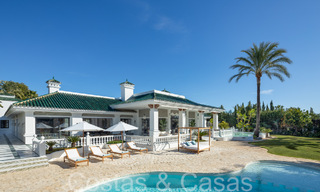 Villa magistral con estilo arquitectónico morisco-andaluz en venta, rodeada de campos de golf en el valle del golf de Nueva Andalucía, Marbella 67113 