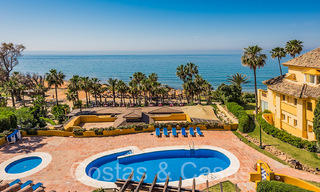 Ático de lujo elegantemente renovado en venta junto al mar con vistas al mar al este del centro de Marbella 67120