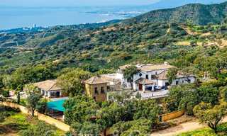 Gran finca andaluza en venta en una parcela elevada de 5 hectáreas en las colinas del este de Marbella 67560 