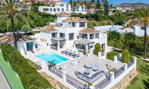 Villa de lujo elegantemente renovada con vistas al mar en venta en el valle del golf de Nueva Andalucía, Marbella 67746