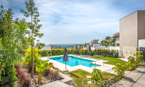 Apartamento de lujo, listo para entrar a vivir, en venta a lado de un lago idílico con vistas al mar en Nueva Andalucía, Marbella 67782
