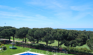 Apartamento en primera línea de golf con vistas espectaculares, en venta en Cabopino, Marbella - Costa del Sol 31602 