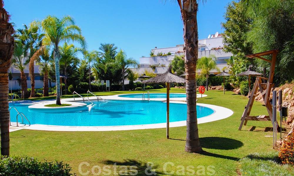 Apartamentos en venta en Nueva Andalucía - Marbella, a poca distancia de la playa y Puerto Banús 23120