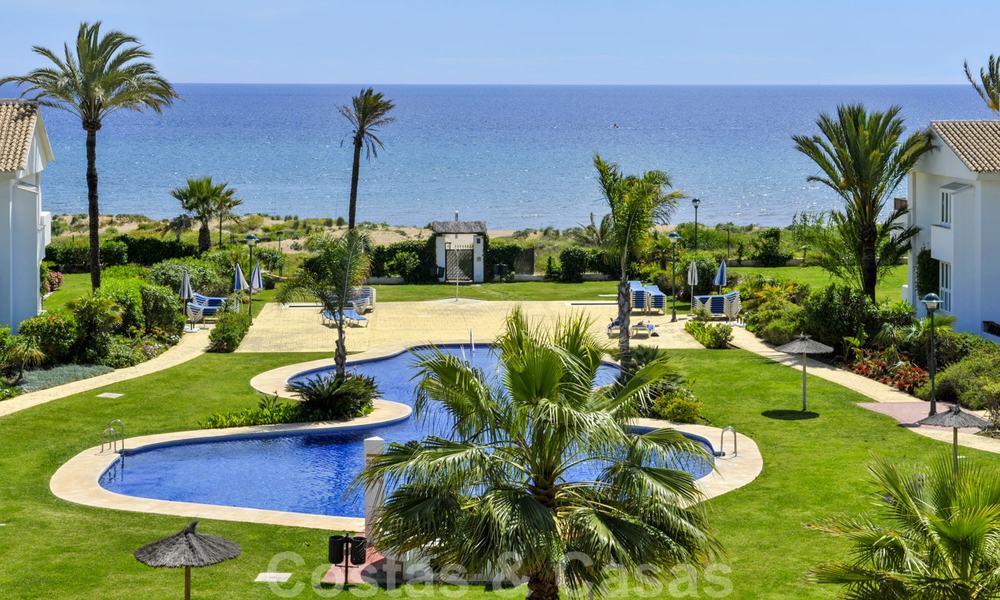 Apartamentos en primera línea de playa y de golf en venta en Los Monteros, Marbella 20458