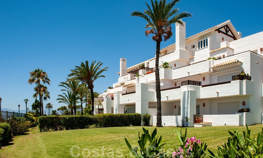 Apartamentos en primera línea de playa y de golf en venta en Los Monteros, Marbella 26165