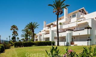 Apartamentos en primera línea de playa y de golf en venta en Los Monteros, Marbella 26165 