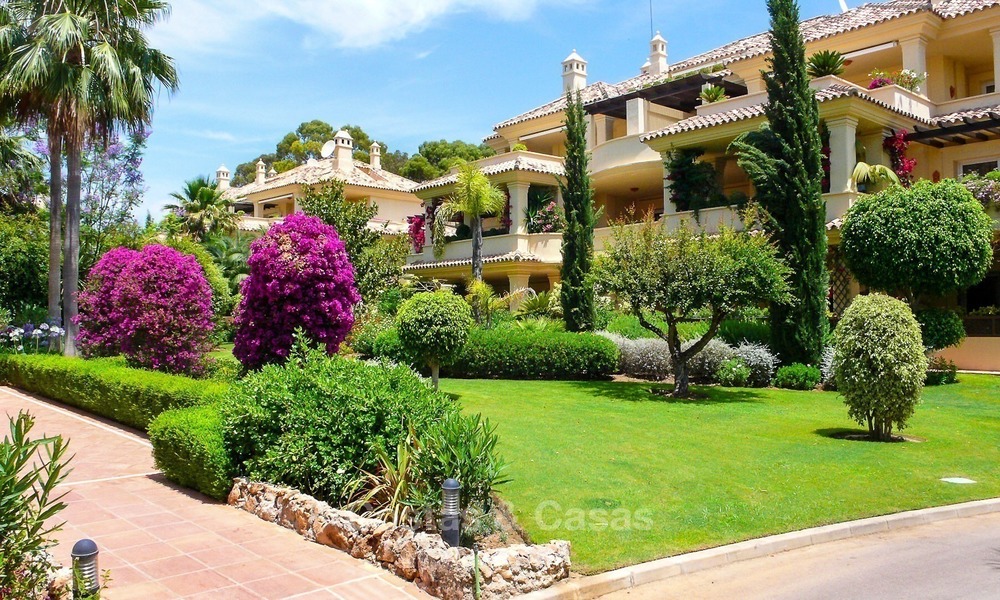 Apartamentos y áticos de lujo a la venta en un exclusivo complejo de golf en primera línea en Nueva-Andalucía, Marbella 2310