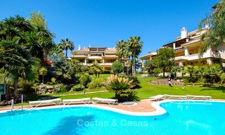 Apartamento ático de lujo en primera linea de golf en Nueva Andalucia – Marbella. 2941 