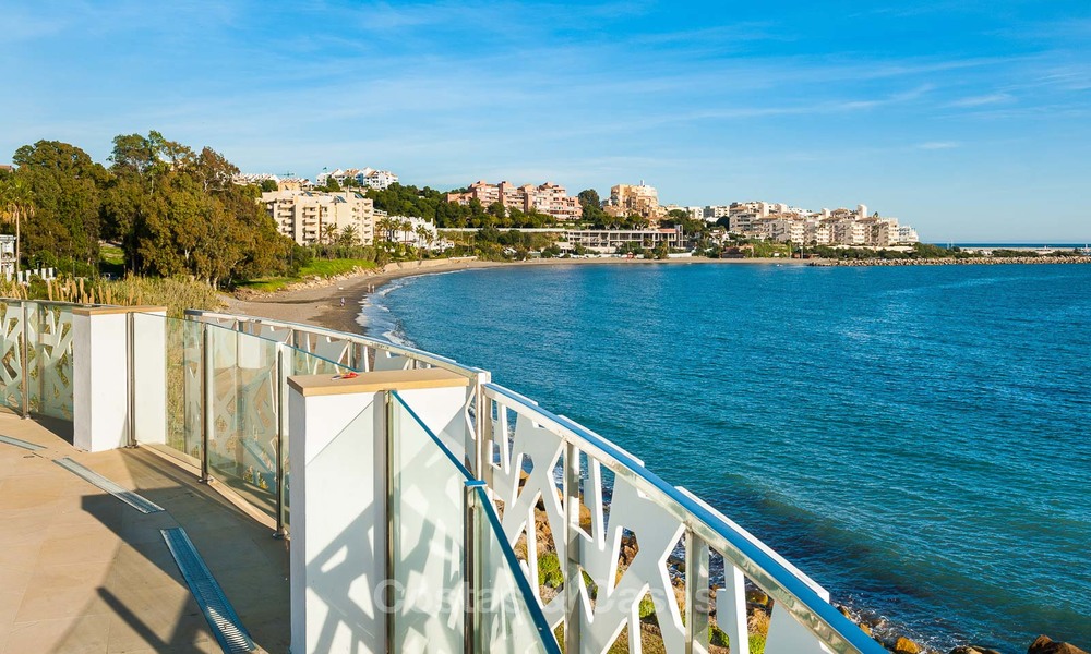 Apartamento de lujo en primera línea de playa en venta, Estepona, Costa del Sol con vistas al mar 7985