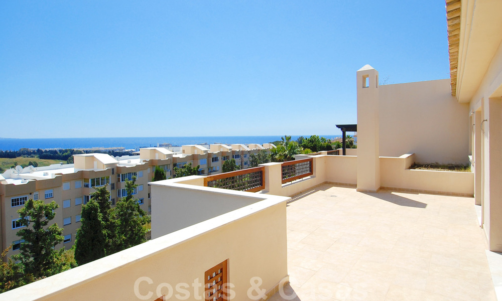 Apartamento ático de lujo a la venta cerca de Puerto Banús en Nueva Andalucía, Marbella 30622