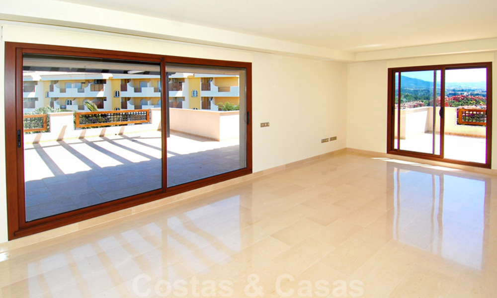 Apartamento ático de lujo a la venta cerca de Puerto Banús en Nueva Andalucía, Marbella 30625