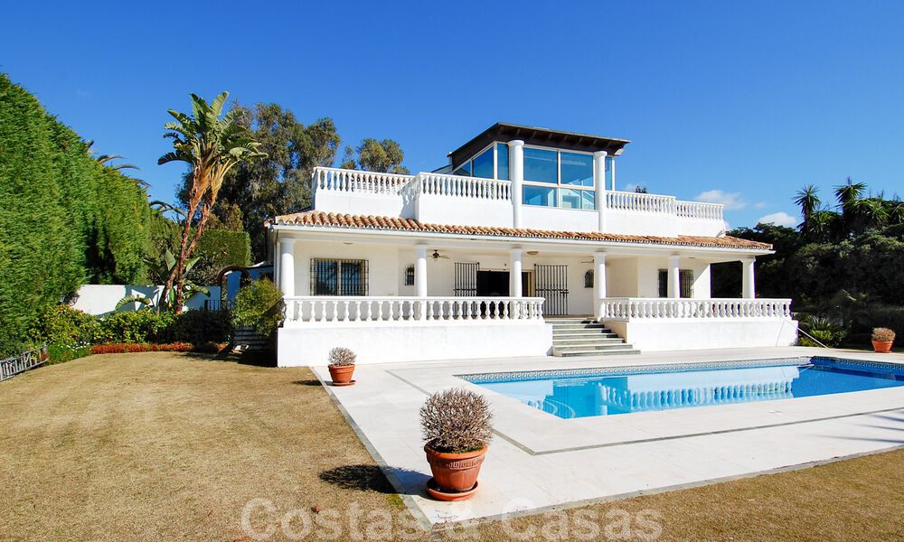 Villa en primera línea de playa a la venta en Marbella este 30525