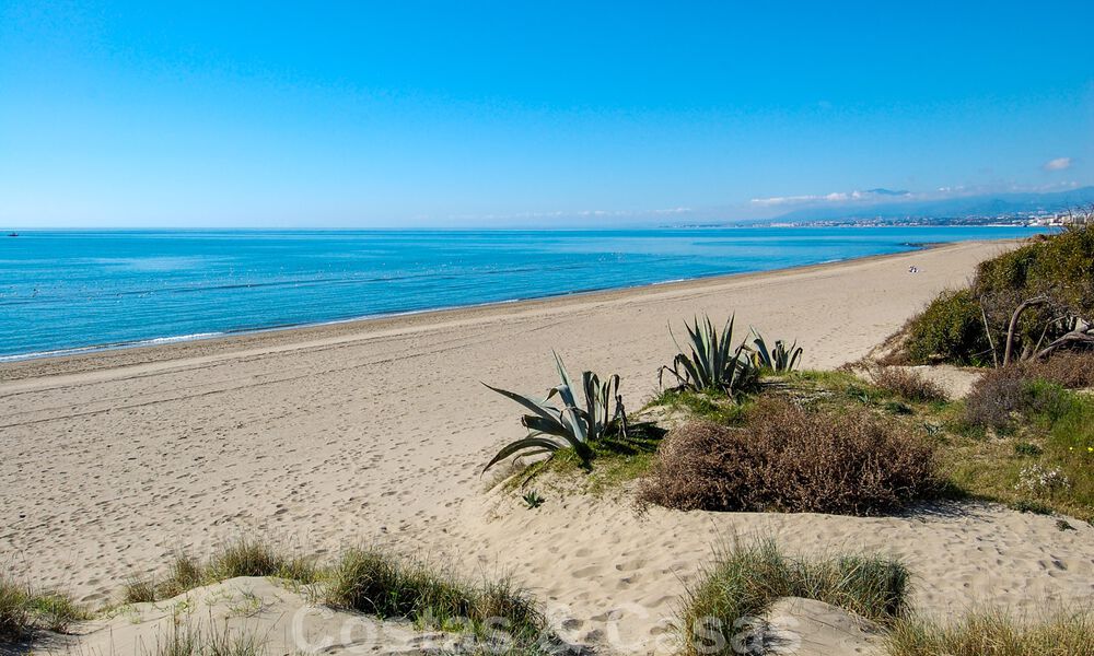 Villa en primera línea de playa a la venta en Marbella este 30533