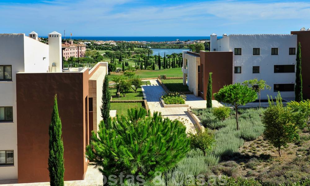 Modernos apartamentos de lujo en primera línea de golf con impresionantes vistas al golf y al mar en venta en Marbella - Benahavis 23899