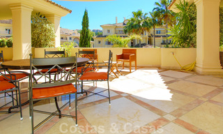 Apartamento de lujo espacioso a la venta en Nueva Andalucía, Marbella 22910 