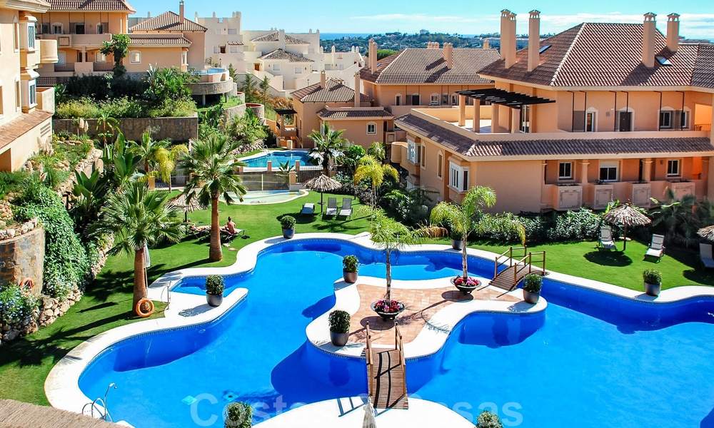 Amplios apartamentos y áticos de lujo a la venta en un codiciado complejo en Nueva Andalucía, Marbella 20798