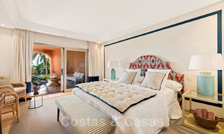 Apartamentos y áticos de lujo en primera línea de playa a la venta en Marbella 33870 