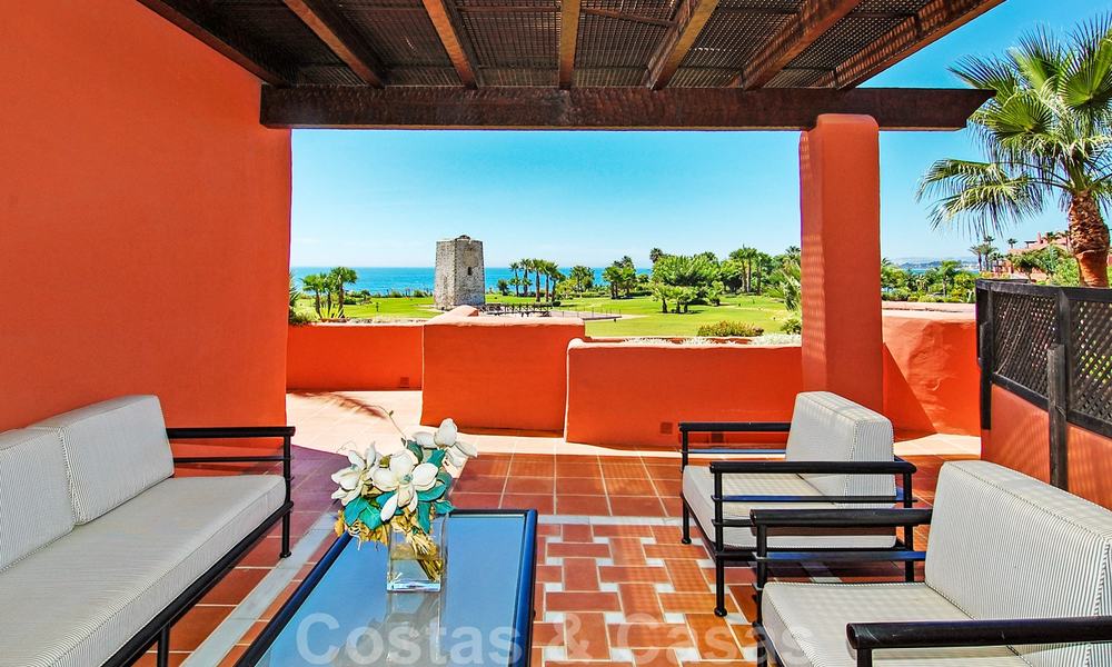 Apartamento ático de lujo en primera línea de playa a la venta en la Nueva Milla de Oro en la zona entre Puerto Banús y Estepona centro 23208