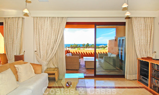 Apartamentos de lujo en venta cerca de la playa en un prestigioso complejo, justo al este de la ciudad de Marbella 22962 