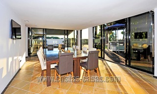 Villa de estilo moderno contemporáneo en primera línea de playa en venta en Marbella 5430 