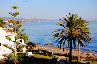 Casa adosada en primera línea de playa en venta – Milla de Oro – Marbella – Puerto Banús.